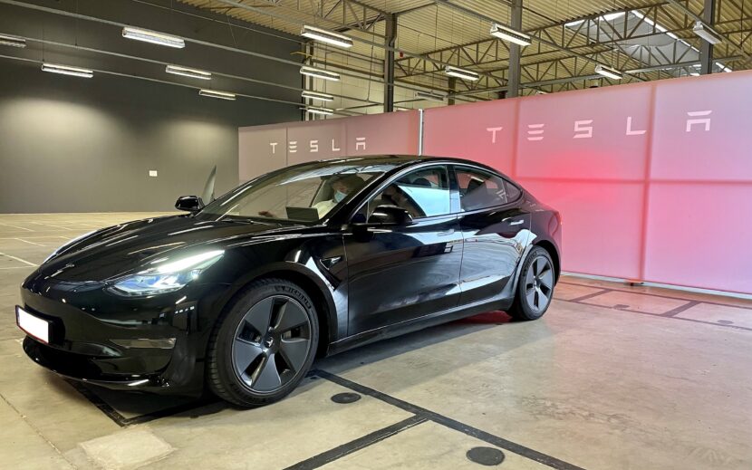 Tesla Model 3 zwart 2